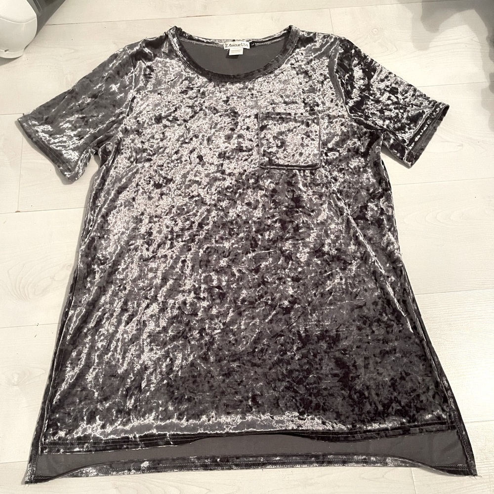 Long high/low shirt w/ pocket in shiny blue/purple